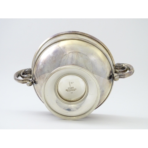 275 - A silver pedestal bowl with twin handles. Hallmarked Sheffield 1921 maker Walker & Hall. Approx 8 3/... 