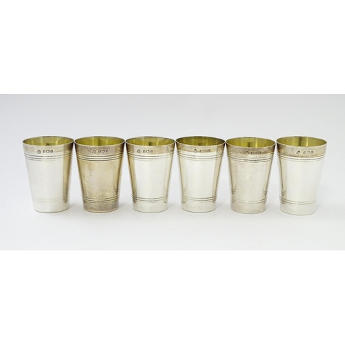 279 - A cased set of 6 silver hunting / shooting tot cups with gilded interiors hallmarked Birmingham 1940... 