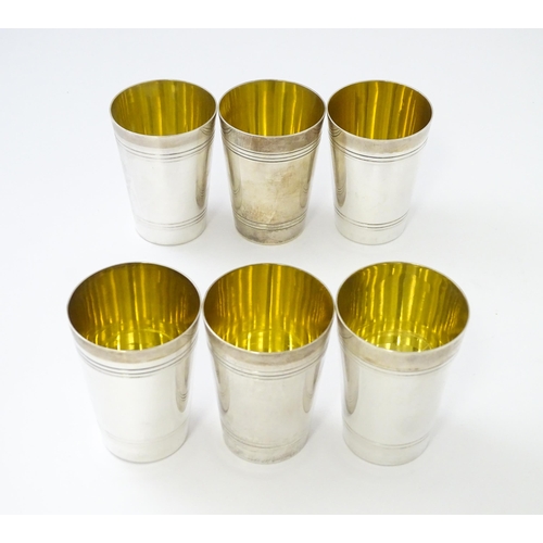 279 - A cased set of 6 silver hunting / shooting tot cups with gilded interiors hallmarked Birmingham 1940... 