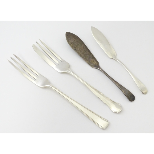 308 - Assorted silver items compromising 2 cake forks hallmarked Sheffield 1959 and 1935 maker Harrison Br... 