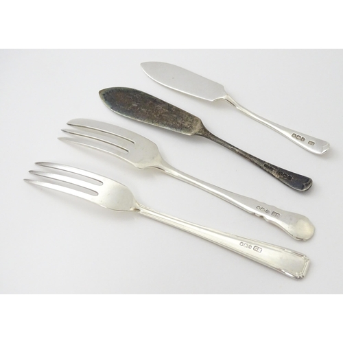 308 - Assorted silver items compromising 2 cake forks hallmarked Sheffield 1959 and 1935 maker Harrison Br... 