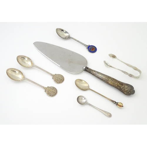 431 - A quantity of assorted silver items to include a silver handled King's pattern pie server hallmarked... 