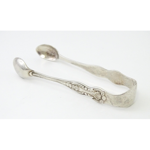 431 - A quantity of assorted silver items to include a silver handled King's pattern pie server hallmarked... 