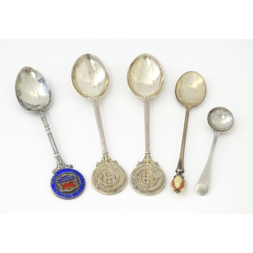 431 - A quantity of assorted silver items to include a silver handled King's pattern pie server hallmarked... 