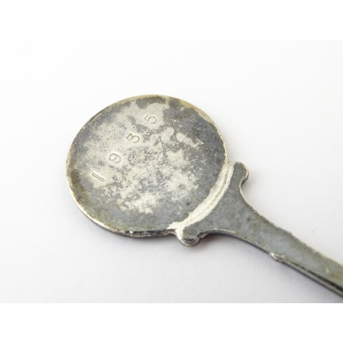 431 - A quantity of assorted silver items to include a silver handled King's pattern pie server hallmarked... 