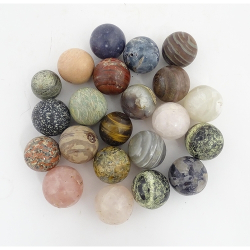 1083 - Natural History / Geology Interest: A quantity of polished hardstone specimen spheres, examples to i... 