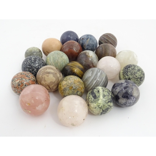 1083 - Natural History / Geology Interest: A quantity of polished hardstone specimen spheres, examples to i... 