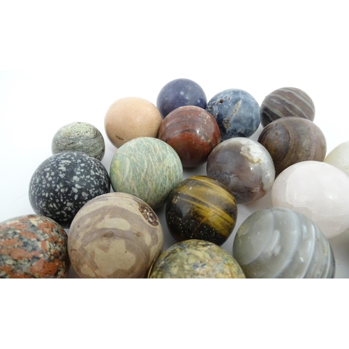 1083 - Natural History / Geology Interest: A quantity of polished hardstone specimen spheres, examples to i... 