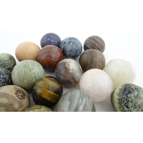 1083 - Natural History / Geology Interest: A quantity of polished hardstone specimen spheres, examples to i... 