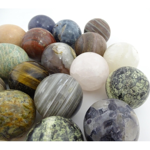 1083 - Natural History / Geology Interest: A quantity of polished hardstone specimen spheres, examples to i... 