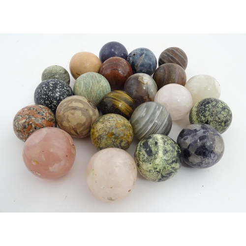 1083 - Natural History / Geology Interest: A quantity of polished hardstone specimen spheres, examples to i... 