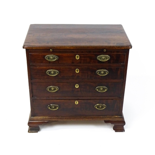 1606 - A George III mahogany bachelors chest of drawers, the moulded top having re-entrant corners above a ... 