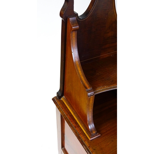 1709 - A late 19thC / early 20thC mahogany Maple & Co dressing table with a decoratively strung mirror abov... 