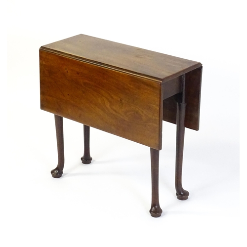 1735 - A 19thC mahogany drop flap table raised on four cabriole legs terminating in pad feet. 30