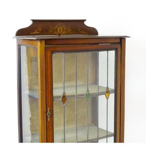 1641 - An Edwardian mahogany display cabinet with a marquetry inlaid upstand with a single glazed door, hav... 