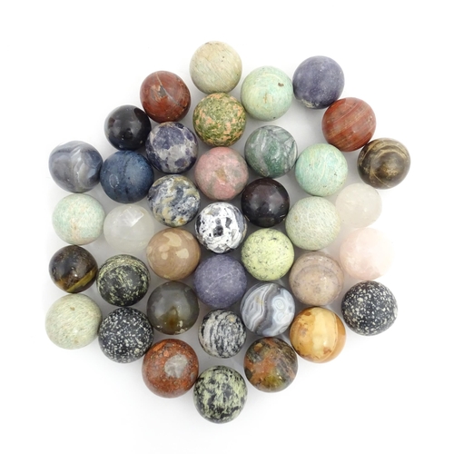 1088 - Natural History / Geology Interest: A quantity of polished hardstone specimen spheres, examples to i... 