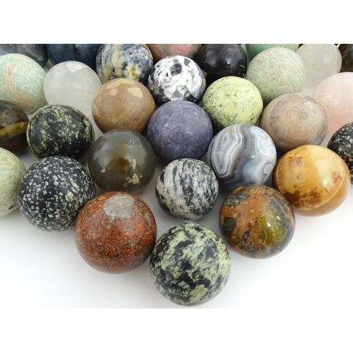 1088 - Natural History / Geology Interest: A quantity of polished hardstone specimen spheres, examples to i... 