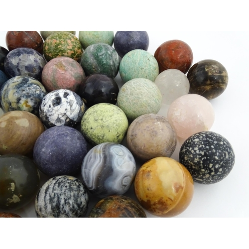 1088 - Natural History / Geology Interest: A quantity of polished hardstone specimen spheres, examples to i... 