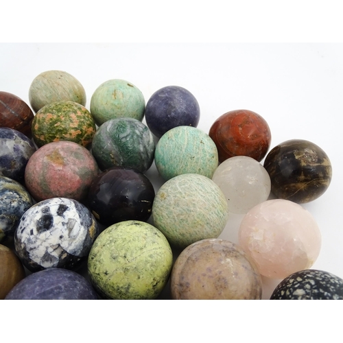 1088 - Natural History / Geology Interest: A quantity of polished hardstone specimen spheres, examples to i... 