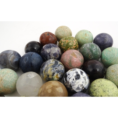 1088 - Natural History / Geology Interest: A quantity of polished hardstone specimen spheres, examples to i... 