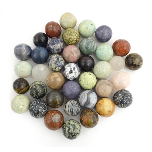 1088 - Natural History / Geology Interest: A quantity of polished hardstone specimen spheres, examples to i... 