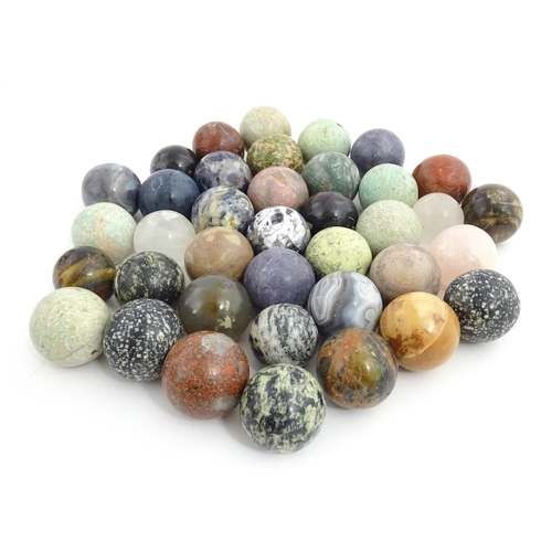 1088 - Natural History / Geology Interest: A quantity of polished hardstone specimen spheres, examples to i... 