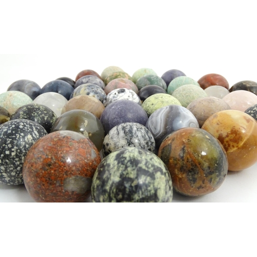 1088 - Natural History / Geology Interest: A quantity of polished hardstone specimen spheres, examples to i... 