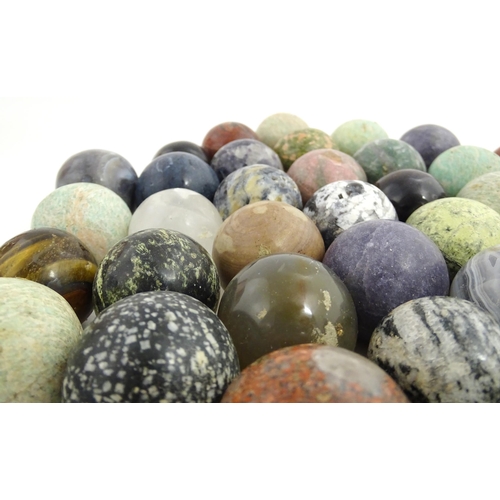 1088 - Natural History / Geology Interest: A quantity of polished hardstone specimen spheres, examples to i... 