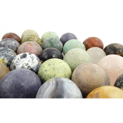 1088 - Natural History / Geology Interest: A quantity of polished hardstone specimen spheres, examples to i... 