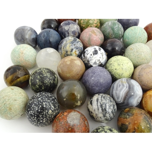 1088 - Natural History / Geology Interest: A quantity of polished hardstone specimen spheres, examples to i... 