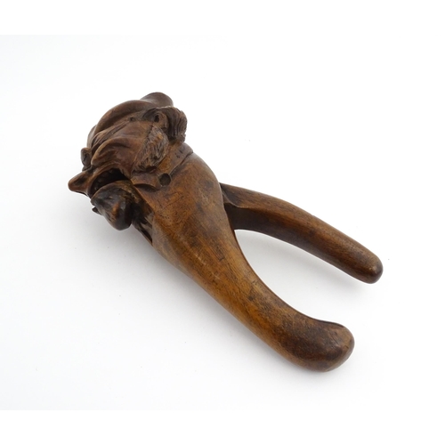 1150 - Treen : A 19thC novelty treen nutcracker modelled as a man wearing a tricorn hat and spectacles. App... 