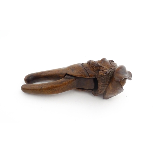 1150 - Treen : A 19thC novelty treen nutcracker modelled as a man wearing a tricorn hat and spectacles. App... 