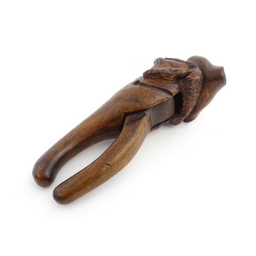 1150 - Treen : A 19thC novelty treen nutcracker modelled as a man wearing a tricorn hat and spectacles. App... 