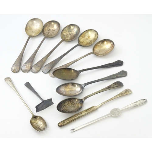 525 - A quantity of assorted silver plate items to include marrow scoop, coffee bean spoons, tongs, ashtra... 