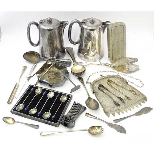 525 - A quantity of assorted silver plate items to include marrow scoop, coffee bean spoons, tongs, ashtra... 