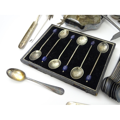 525 - A quantity of assorted silver plate items to include marrow scoop, coffee bean spoons, tongs, ashtra... 