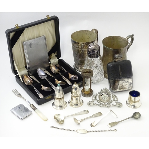 526 - A quantity of silver plate items to include tankards, cruets, cigarette case, match book case, clock... 