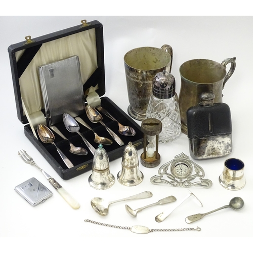 526 - A quantity of silver plate items to include tankards, cruets, cigarette case, match book case, clock... 