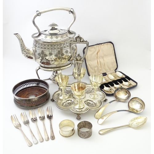 527 - A quantity of silver plated wares to include egg cruet, kettle on stand, spoons, bottle coaster etc.... 