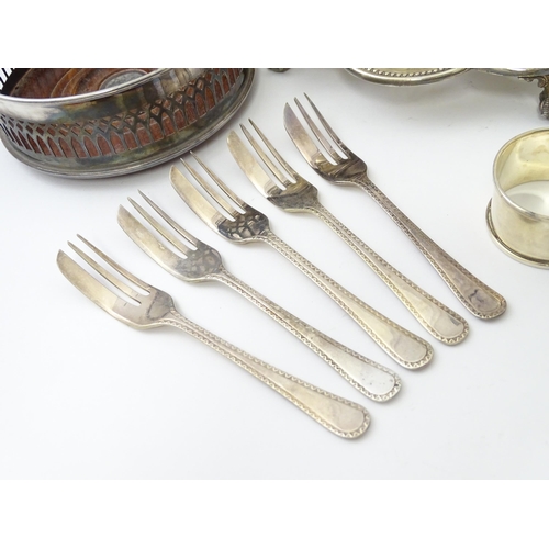 527 - A quantity of silver plated wares to include egg cruet, kettle on stand, spoons, bottle coaster etc.... 