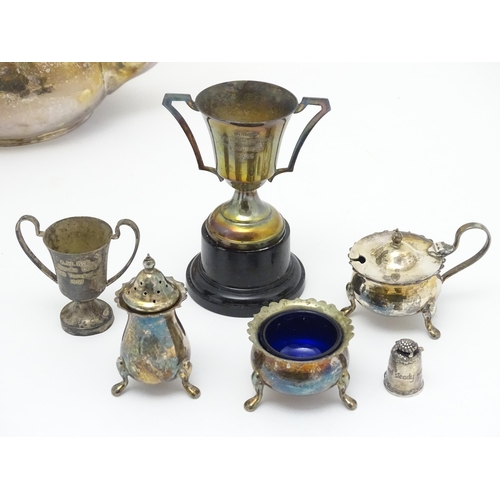 528 - A quantity of assorted silver plate, pewter and base metal wares to include goblets, tankards, cruet... 