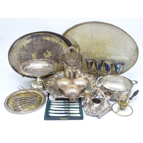 529 - A quantity of assorted silver plated wares to include trays, salver, tazza, goblets, egg cruet, ice ... 