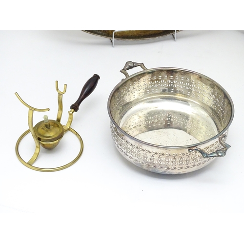 529 - A quantity of assorted silver plated wares to include trays, salver, tazza, goblets, egg cruet, ice ... 