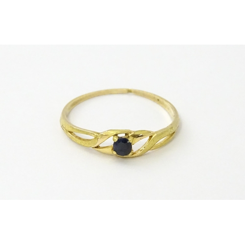 542 - A yellow metal ring set with sapphire Ring size approx. Ring size approx. N 1/2