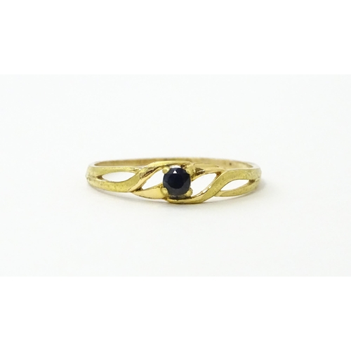 542 - A yellow metal ring set with sapphire Ring size approx. Ring size approx. N 1/2