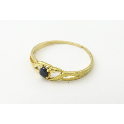 542 - A yellow metal ring set with sapphire Ring size approx. Ring size approx. N 1/2