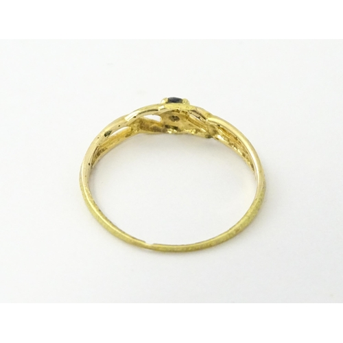 542 - A yellow metal ring set with sapphire Ring size approx. Ring size approx. N 1/2