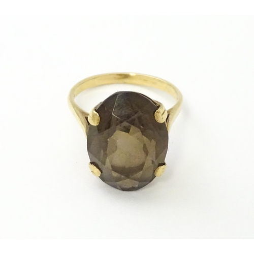 577 - A 9ct gold ring set with Smoky Quartz. Approx N 1/2