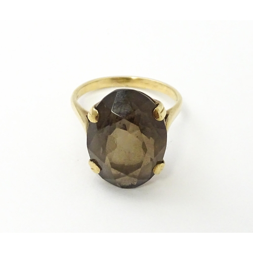 577 - A 9ct gold ring set with Smoky Quartz. Approx N 1/2