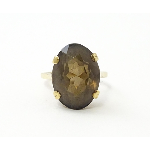 577 - A 9ct gold ring set with Smoky Quartz. Approx N 1/2